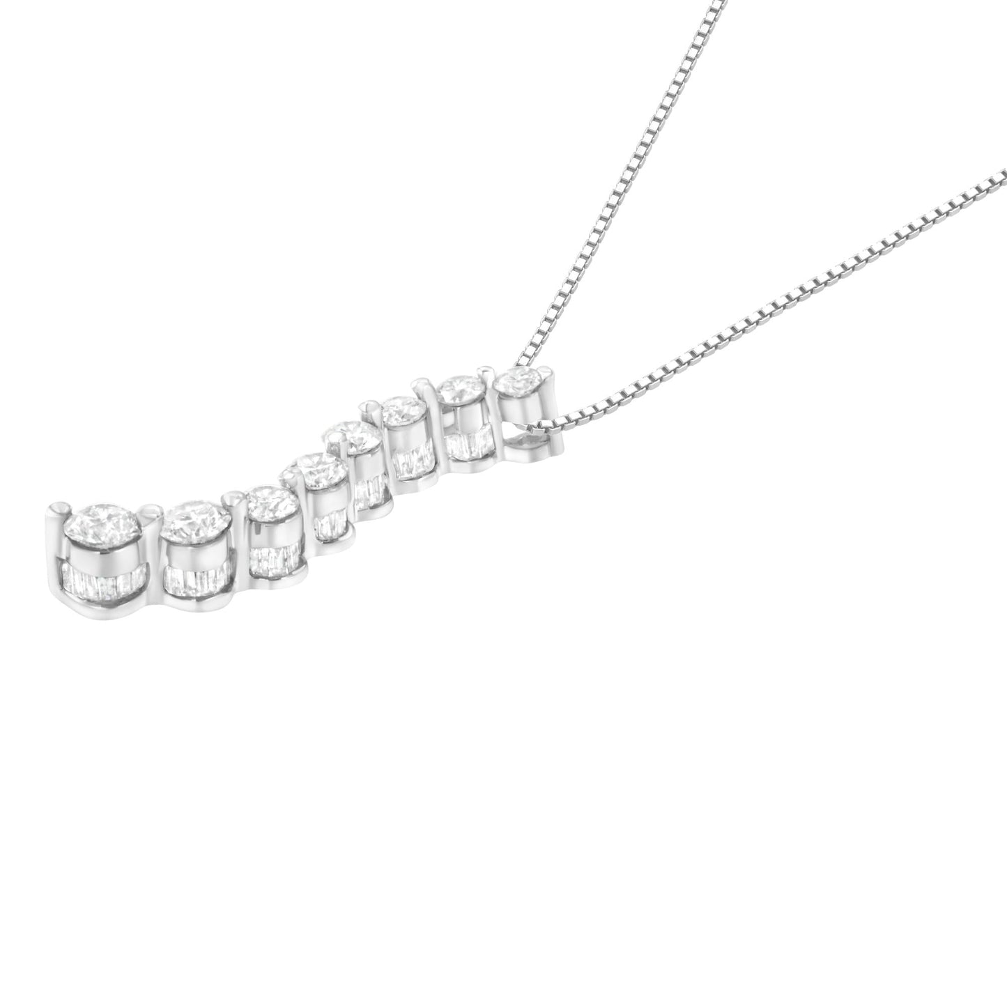 Collana con ciondolo Journey da 18" in oro bianco 14k certificato AGS con diamanti taglio baguette e taglio brillante rotondo da 3,0 carati (colore FG,