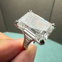 Ruihe Hot Sale 18K gold ring with 20ct emerald cut lab diamond centerpiece