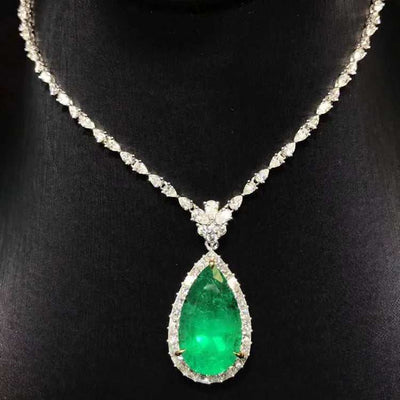 12.45ct Colombian emerald pendant in 18K gold, Queen’s Heart of Lothlórien necklace.