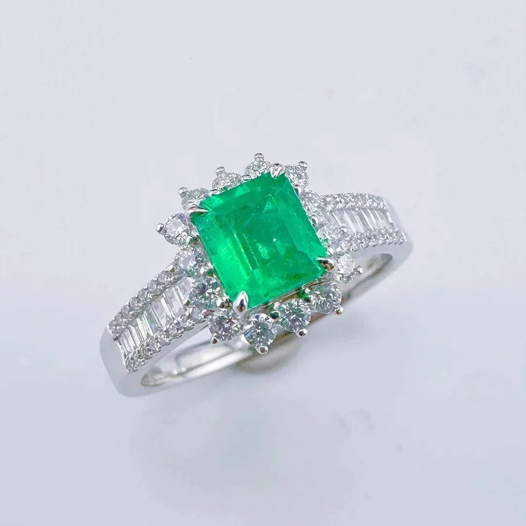 GUILD25 men's ring with 18K gold and 0.83ct natural green emerald surrounded by diamonds
