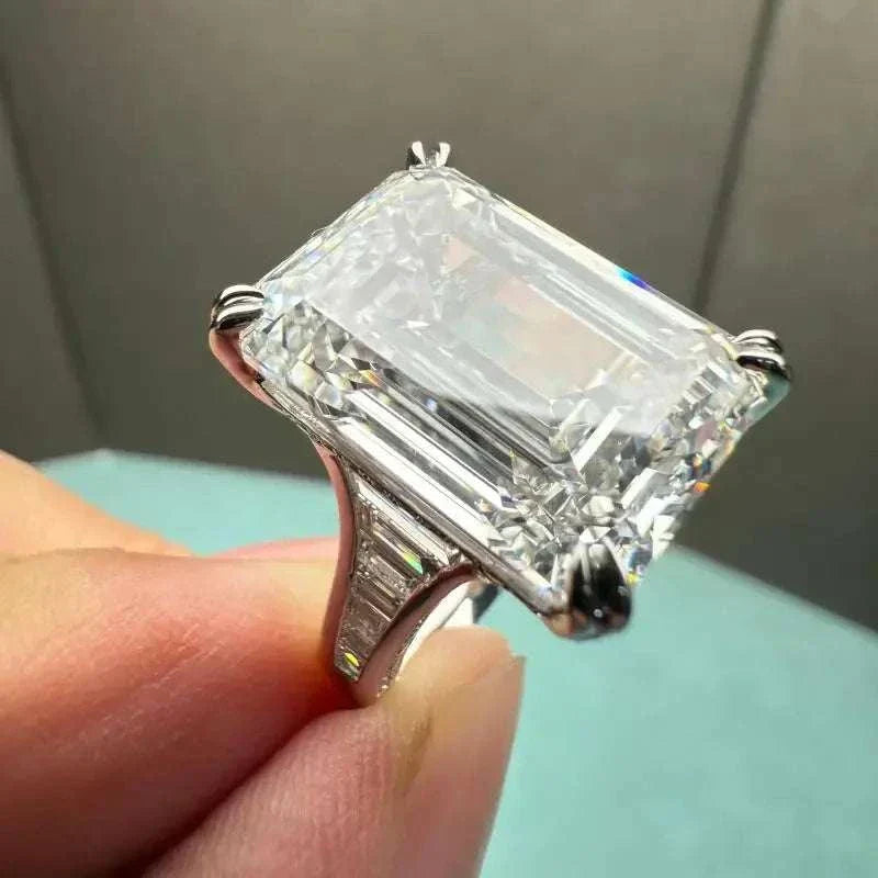 Ruihe Hot Sale 18K gold ring with 20ct emerald cut lab diamond centerpiece